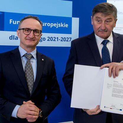 Wicemarszałek Grzegorz Boski prezentuje dokumenty z Funduszy Europejskich dla Śląska 2021-2027. (wygenerowano przez AI)