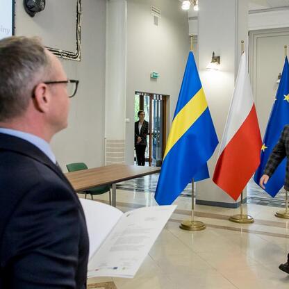 Formalna sesja w Urzędzie Marszałkowskim Województwa Śląskiego, gdzie omawiane są projekty dofinansowane z funduszy europejskich. (wygenerowano przez AI)