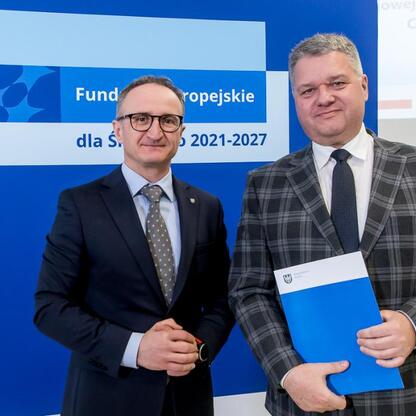 Grzegorz Boski, wicemarszałek Województwa Śląskiego, podczas wręczenia listów gratulacyjnych beneficjentom projektów z Europejskich Funduszy dla Śląska 2021-2027. (wygenerowano przez AI)
