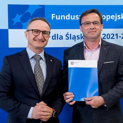 Grzegorz Boski, wicemarszałek Województwa Śląskiego, prezentuje projekty dofinansowane z Europejskich Funduszy dla Śląska 2021-2027. (wygenerowano przez AI)