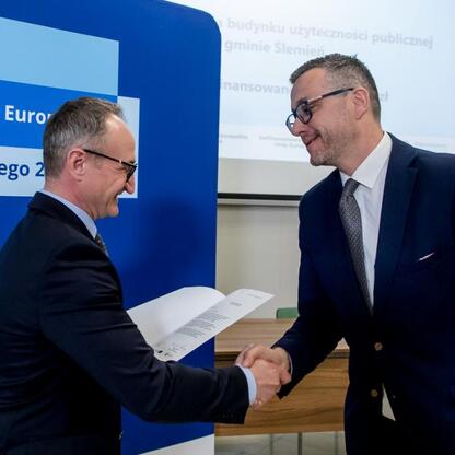 Grzegorz Boski, wicemarszałek Województwa Śląskiego, wręcza gratulacje uczestnikom projektów z Europejskich Funduszy dla Śląska 2021-2027. (wygenerowano przez AI)