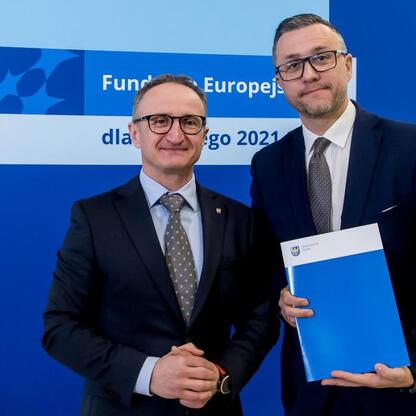 Wicemarszałek Województwa Śląskiego Grzegorz Boski wręcza listy gratulacyjne beneficjentom projektów dofinansowanych z Europejskich Funduszy dla Śląska 2021-2027. (wygenerowano przez AI)
