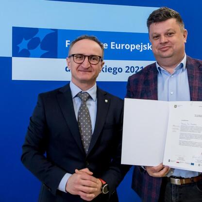 Wicemarszałek Województwa Śląskiego Grzegorz Boski wręcza certyfikaty uczestnikom projektów z Europejskich Funduszy dla Śląska 2021-2027. (wygenerowano przez AI)