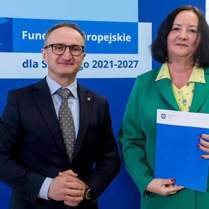 Grzegorz Boski i jego współpracownica przedstawiają projekty finansowane z Europejskich Funduszy dla Śląska 2021-2027. (wygenerowano przez AI)