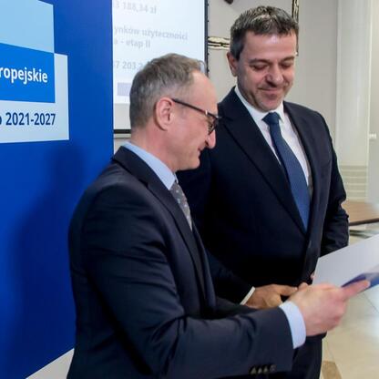 Grzegorz Boski, wicemarszałek Województwa Śląskiego, omawia projekty finansowane z Europejskich Funduszy dla Śląska 2021-2027. (wygenerowano przez AI)
