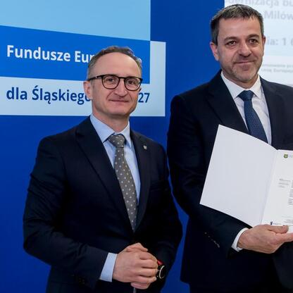Wicemarszałek Województwa Śląskiego Grzegorz Boski wręcza certyfikaty w ramach Europejskich Funduszy dla Śląska 2021-2027. (wygenerowano przez AI)