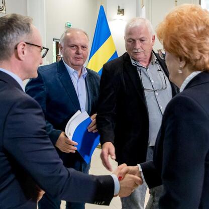 Oficjalne spotkanie w Urzędzie Marszałkowskim Województwa Śląskiego, gdzie przedstawiciele otrzymują fundusze unijne na rozwój regionu. (wygenerowano przez AI)