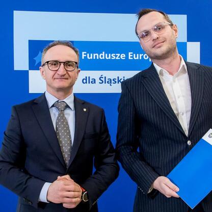 Grzegorz Boski, wicemarszałek Województwa Śląskiego, prezentuje projekty dofinansowane z Europejskich Funduszy dla Śląska. (wygenerowano przez AI)