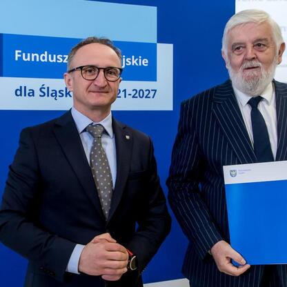 Wicemarszałek Województwa Śląskiego Grzegorz Boski wręcza listy gratulacyjne beneficjentom projektów z Europejskich Funduszy dla Śląska 2021-2027. (wygenerowano przez AI)