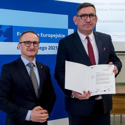 Wicemarszałek Województwa Śląskiego Grzegorz Boski wręcza certyfikaty podczas ceremonii związanych z Europejskimi Funduszami dla Śląska 2021-2027. (wygenerowano przez AI)