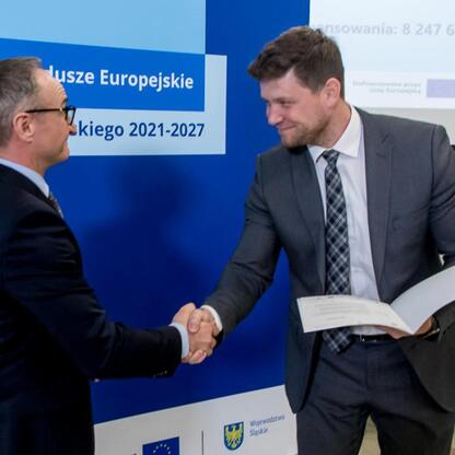 Grzegorz Boski, wicemarszałek Województwa Śląskiego, gratuluje beneficjentom funduszy europejskich dla Silesia 2021-2027. (wygenerowano przez AI)