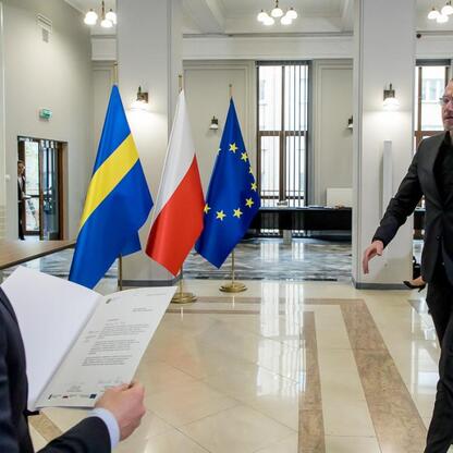 Grzegorz Boski, wicemarszałek Województwa Śląskiego, wręcza listy gratulacyjne beneficjentom unijnych funduszy. (wygenerowano przez AI)