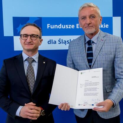 Grzegorz Boski, wicemarszałek Województwa Śląskiego, wręcza listy gratulacyjne projektom dofinansowanym z Europejskich Funduszy dla Śląska. (wygenerowano przez AI)