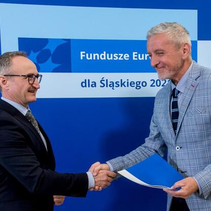 Grzegorz Boski, wicemarszałek Województwa Śląskiego, wręcza gratulacje za projekty dofinansowane z Europejskich Funduszy dla Śląska 2021-2027. (wygenerowano przez AI)