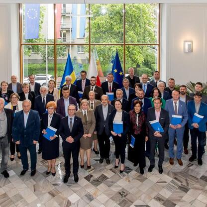 Grzegorz Boski, wicemarszałek Województwa Śląskiego, wręcza listy gratulacyjne beneficjentom projektów dofinansowanych z Europejskich Funduszy Regionalnych. (wygenerowano przez AI)