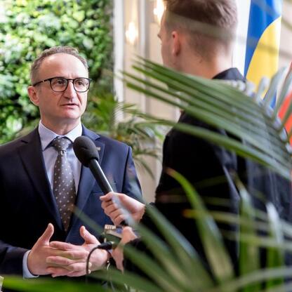 Wicemarszałek Województwa Śląskiego Grzegorz Boski przemawia podczas konferencji prasowej o projekcie funduszy europejskich. (wygenerowano przez AI)