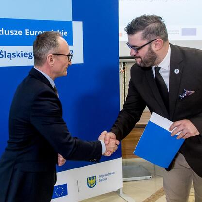Grzegorz Boski, wicemarszałek Województwa Śląskiego, podczas ceremonii wręczenia listów gratulacyjnych beneficjentom projektów dofinansowanych z Europejskich Funduszy dla Śląska 2021-2027. (wygenerowano przez AI)