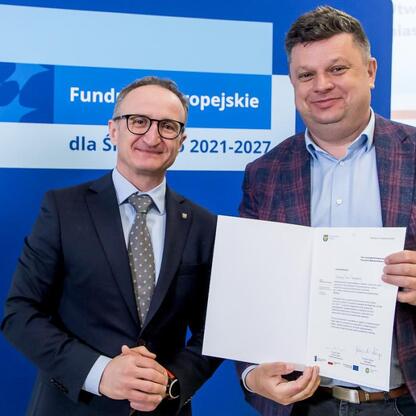 Grzegorz Boski, wicemarszałek Województwa Śląskiego, wręcza gratulacje beneficjentom funduszy europejskich dla Śląska 2021-2027. (wygenerowano przez AI)