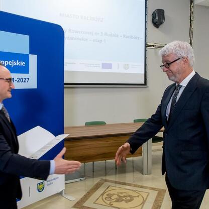 Grzegorz Boski, wicemarszałek Województwa Śląskiego, podczas spotkania z partnerami w ramach funduszy europejskich dla Silesia. (wygenerowano przez AI)