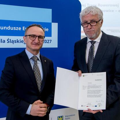 Wicemarszałek Województwa Śląskiego Grzegorz Boski wręcza listy gratulacyjne beneficjentom projektów z Europejskich Funduszy dla Śląska 2021-2027. (wygenerowano przez AI)