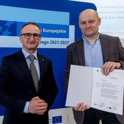 Grzegorz Boski, wicemarszałek Województwa Śląskiego, wręcza beneficjentom listy gratulacyjne w ramach Funduszy Europejskich dla Śląska 2021-2027. (wygenerowano przez AI)