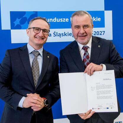 Wicemarszałek Województwa Śląskiego Grzegorz Boski wręcza certyfikaty podczas uroczystości związanych z funduszami europejskimi dla Śląska 2021-2027. (wygenerowano przez AI)