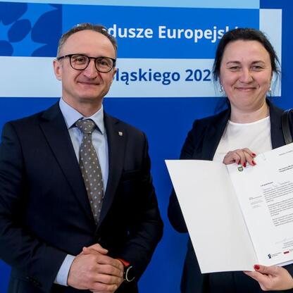 Grzegorz Boski, wicemarszałek Województwa Śląskiego, wręcza beneficjentom listy gratulacyjne za otrzymane dofinansowanie z Europejskich Funduszy dla Śląska 2021-2027. (wygenerowano przez AI)