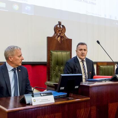 Formalne spotkanie w Katowicach, uczczenie 105-lecia Śląskiego Związku Piłki Nożnej. (wygenerowano przez AI)