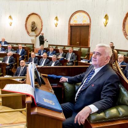 Formalne uroczystości w Sali Sejmu Śląskiego, uczczenie 105. rocznicy Śląskiego Związku Piłki Nożnej. (wygenerowano przez AI)