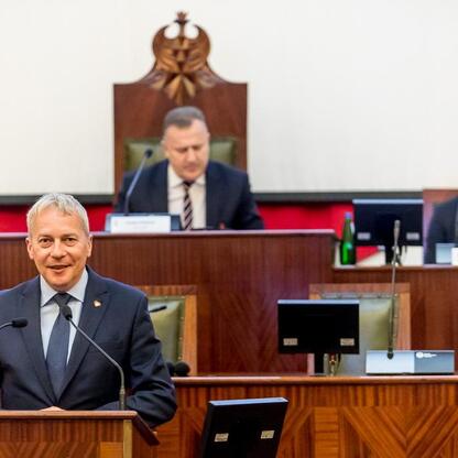 Wojciech Saługa, Marszałek Województwa Śląskiego, prowadzi obrady w Sali Sejmu Śląskiego. (wygenerowano przez AI)