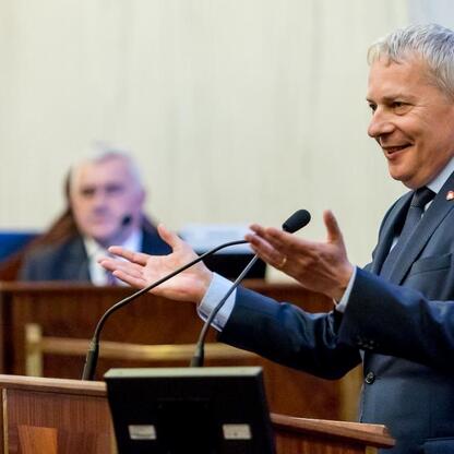 Marszałek Wojciech Saługa przemawia podczas jubileuszu Śląskiego Związku Piłki Nożnej w Katowicach. (wygenerowano przez AI)