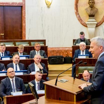 Wojciech Saługa, Marszałek Województwa Śląskiego, przemawia na uroczystości z okazji 105-lecia Śląskiego Związku Piłki Nożnej. (wygenerowano przez AI)