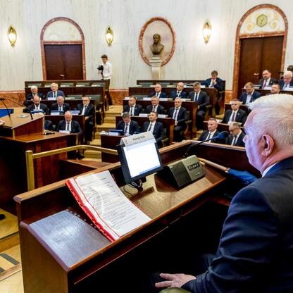 Wojciech Saługa, Marszałek Województwa Śląskiego, przemawia na uroczystości 105-lecia Śląskiego Związku Piłki Nożnej. (wygenerowano przez AI)