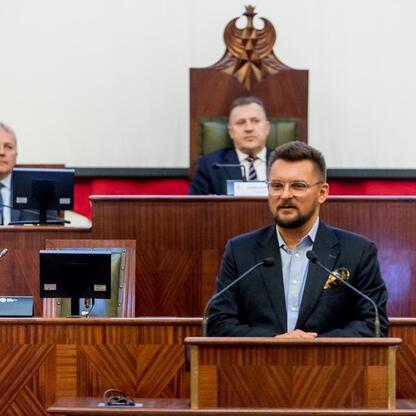 Wojciech Saługa, Marszałek Województwa Śląskiego, prowadzi obrady w Sali Sejmu Śląskiego. (wygenerowano przez AI)