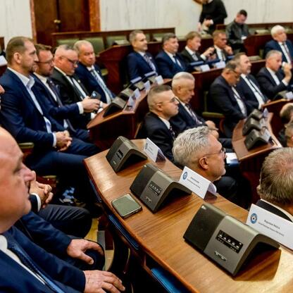 Formalne spotkanie w Sali Sejmu Śląskiego, uczczenie 105. urodzin Śląskiego Związku Piłki Nożnej. (wygenerowano przez AI)