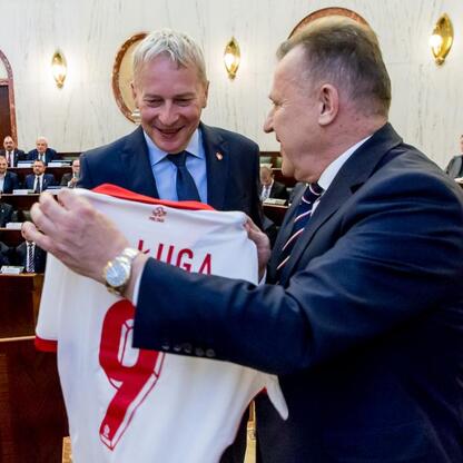 Wojciech Saługa, Marszałek Województwa Śląskiego, uczestniczy w jubileuszowych obchodach 105. urodzin Śląskiego Związku Piłki Nożnej. (wygenerowano przez AI)