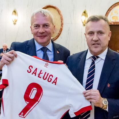 Wojciech Saługa, Marszałek Województwa Śląskiego, z prezesem Polskiego Związku Piłki Nożnej i szefem Śląskiego Związku Piłki Nożnej. (wygenerowano przez AI)