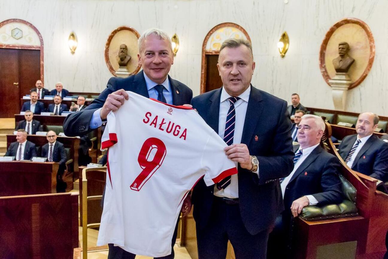 Formalne spotkanie w Sali Sejmu Śląskiego, uczczenie 105. urodzin Śląskiego Związku Piłki Nożnej. (wygenerowano przez AI)