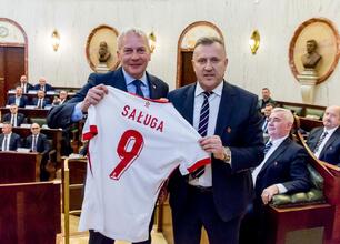 Formalne spotkanie w Sali Sejmu Śląskiego, uczczenie 105. urodzin Śląskiego Związku Piłki Nożnej. (wygenerowano przez AI)