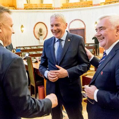 Wojciech Saługa, Marszałek Województwa Śląskiego, uczestniczy w jubileuszu Śląskiego Związku Piłki Nożnej. (wygenerowano przez AI)