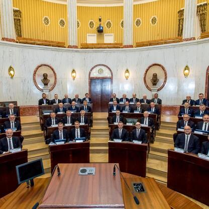 Formalne spotkanie w Sali Sejmu Śląskiego, uczczenie 105. urodzin Śląskiego Związku Piłki Nożnej. (wygenerowano przez AI)