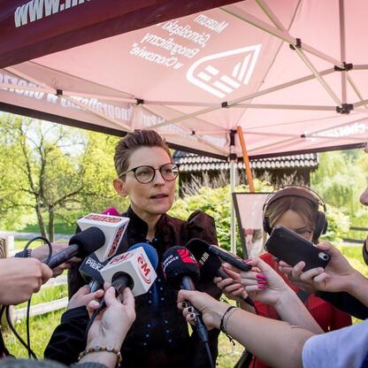 Press conference at Muzeum „Górnośląski Park Etnograficzny w Chorzowie” (Upper Silesian Ethnographic Park in Chorzów) discusses progress and importance of the Skarbce Dziedzictwa (Treasury of Heritage (wygenerowano przez AI)
