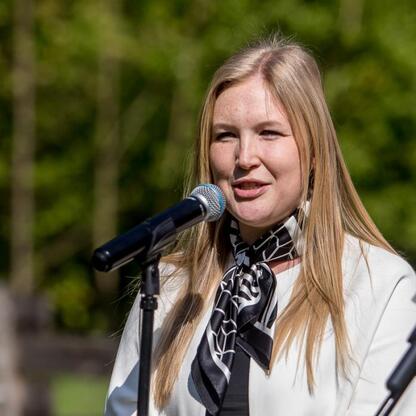 Joanna Bojczuk, Członek Zarządu Województwa Śląskiego, przemawia na konferencji w Muzeum „Górnośląski Park Etnograficzny w Chorzowie”, gdzie rozwija się Skarbce Dziedzictwa. (wygenerowano przez AI)