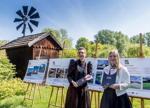 Nowoczesny kompleks kulturalny w Górnym Śląsku, projektowany dla Muzeum Górnosląskiego Parku Etnograficznego w Chorzowie. (wygenerowano przez AI)