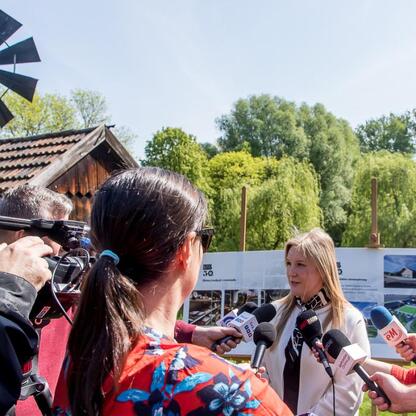 Zjazdowa konferencja w Górnosląskim Parku Etnograficznym w Chorzowie. (wygenerowano przez AI)
