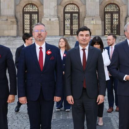 Formalne spotkanie przed Sądem Wojewódzkim w Katowicach, uczczenie 104. rocznicy III Powstania Śląskiego. (wygenerowano przez AI)