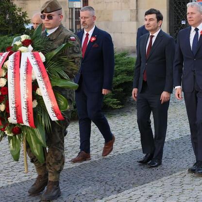 Wojciech Saługa, Marszałek Województwa Śląskiego, przewodniczy uroczystości upamiętniającej 104. rocznicę III Powstania Śląskiego. (wygenerowano przez AI)