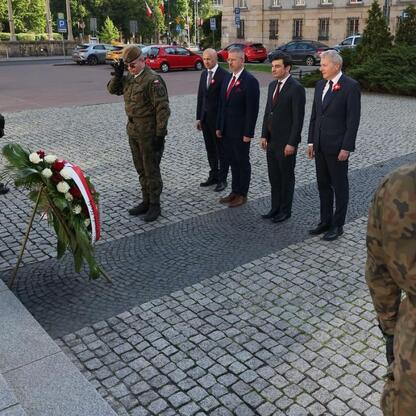 Uroczystość w Katowicach, upamiętniająca 104. rocznicę III Powstania Śląskiego. (wygenerowano przez AI)