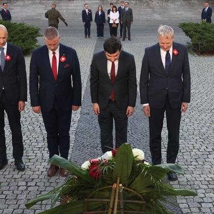 Uroczystość w Katowicach, upamiętniająca 104. rocznicę III Powstania Śląskiego. (wygenerowano przez AI)