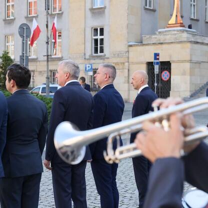 Uroczystość z okazji 104. rocznicy III Powstania Śląskiego w Katowicach, z udziałem władz i instytucji. (wygenerowano przez AI)